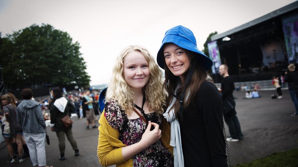 GLADE PUBLIKUMMERE: Erika Skjenken og Madeleine Herholdt skryter av Slottsfjellfestivalen. En intim festival hvor de f�r oppdage nye band, forteller de. Foto: Hilde Mesics Kleven