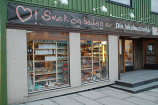 BUTIKKEN: Et steinkast fra hurtigb�tkaia og midt i Br�nn�ysund ligger Smak og Behag.