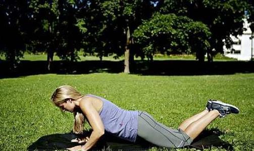 �velse 7: Smale pushups. Hold hendene i bakken rett ved skuldrene, og albuene inntil kroppen. Slipp kroppen fremover mot bakken. 15 repetisjoner. 
For hver tredje repetisjon stopper man halvveis p� vei opp og holder i fem sekunder mens man drar skuldrene aktivt bakover.
.
