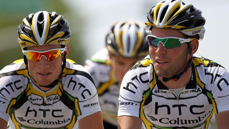 SKILLER LAG: Verdens beste spurtopptrekker, Mark Renshaw (t.v), hentes til nederlandske Rabobank som lagets toppsprinter neste �r. Han blir ikke med Mark Cavendish (t.h) til Team Sky. Foto: Doug Pensinger/Getty Images/AFP
