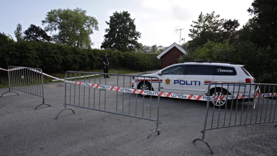 FANT D�D PERSON:Politiet har sperret av et omr�de langs elven Otra og brannstasjonen i Kristiansand etter at en person ble funnet omkommet i elva torsdag ettermiddag. Foto: Tor Erik Schr�der / Scanpix