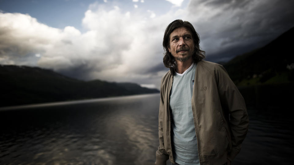 GAMLE TRAKTER: Karl Ove Knausg�rd er p� ferie i J�lster om dagen. Den lille bygda i Sogn og Fjordane g�r igjen i alle romanene hans. Foto: H�kon Eikesdal