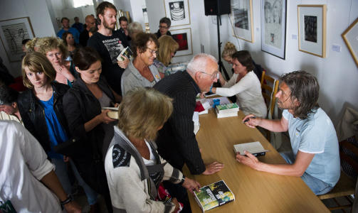 POPUL�R: Eikaasgalleriet var stappfullt av Knausg�rdfans i g�r. Forfatteren signerte b�ker til alle som ville ha. Foto: H�kon Eikesdal