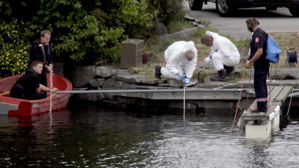 DUMPET I ELVA: Teknikere fra politiet i arbeid p� stedet langs elven Otra i Kristiansand, der en person ble funnet drept i g�r.
Foto: Tor Erik Schr�der / Scanpix