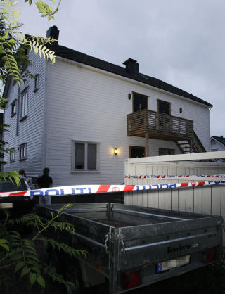 TROLIG �STED:
Politiet hadde i g�r kveld sperret av et omr�de rundt et hus n�r stedet der en person ble funnet drept.
Foto: Tor Erik Schr�der / Scanpix