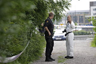 ST�R VAKT: Politiet har bev�pnet seg utenfor huset der mannen skal v�re drept. Foto: Tor Erik Schr�der / Scanpix
