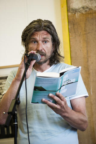 BOKBAD: Karl Ove Knausg�rd stilte opp til et sjeldent bokbad i familiebygda J�lster i g�r. 
Foto: H�kon Eikesdal