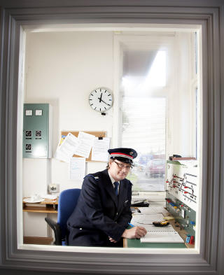 Ensom jobb: - Ja, jeg sier det, du må trives i ditt eget selskap, sier togekspeditør John Kåre Røste på Hell stasjon. To ganger i timen passerer det tog her. Foto: Agnete Brun / Dagbladet Ensom jobb: - Ja, jeg sier det, du må trives i ditt eget selskap, sier togekspeditør John Kåre Røste på Hell stasjon. To ganger i timen passerer det tog her. Foto: Agnete Brun / Dagbladet