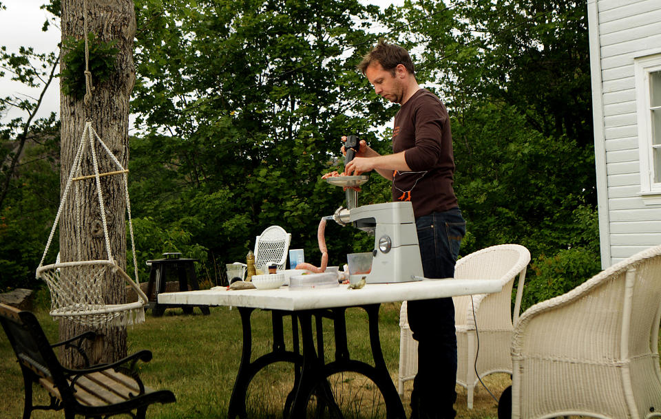 GRISEFEST: Hjemmelagde p�lser kan v�re noen ordentlig klin � lage, men det hele blir mye lettere hvis du kan st� ute i det fri og jobbe. Restene av fjord�rsgrisen Edel blir til p�lser med smak av salvie, hvitl�k og fennikel, andre med paprika, chili og spisskummen, atter andre med oregano og parmesan. Foto: METTE RANDEM