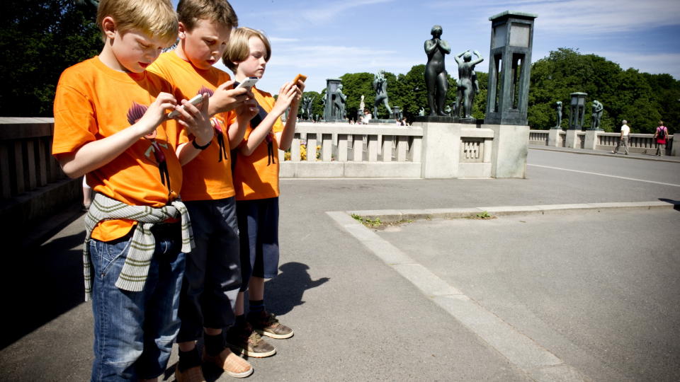 MORO I PARKEN: Halfdan Heiberg (9), Vetle S�rli Tennfjord (10), Frans Ertsv�g �sheim fra Sk�yen skole tester spillet Den hemmelige parken i Vigelandsparken og synes det er b�de lett og morsomt. I sommer l�ner NetCom og kulturetaten i Oslo ut Iphoner slik at barn og barnefamilier kan oppleve den popul�re parken i Oslo p� en ny og spennende m�te. Foto: �ISTEIN NORUM MONSEN/Dagbladet