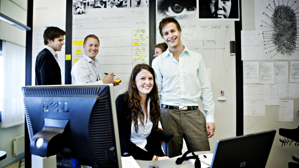 F�R HJELP: Karin Rustenberg skal pr�ve seg i Accenture i sommer, og hun og resten av gruppa f�r hjelp av veileder Bendik Mjaaland til � jobbe med et prosjekt om biometri. Bak: Kristin �steb�l, Fredrik Valdmanis og Jan Henrik Straumsheim. Foto: Nina Hansen