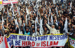 Blusset opp: Demonstrasjon i Lahore i januar i �r, to uker
etter at Kurt Westergaard hadde hatt bes�k av �ksemannen.