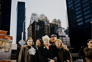 The big apple: Kurt sammen med kone og venner i New
York. Gitte st�r fremst.