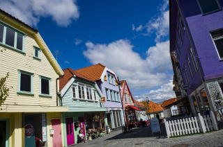 STAVANGER: Midt mellom de gamle, hvite trehusene i Stavanger ligger �vre Holmegate hvor husene er malt i knallfarger.  i denne gata finner du sm� personlig butikker og kafeer.   Foto: H�kon Eikesdal / Dagbladet
