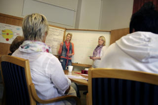 F�R ST�TTE: Siden oppstarten har 30 kvinner fullf�rt sinnemestringskurset, ledet av Grete Ystg�rd og Anne Meisingset.