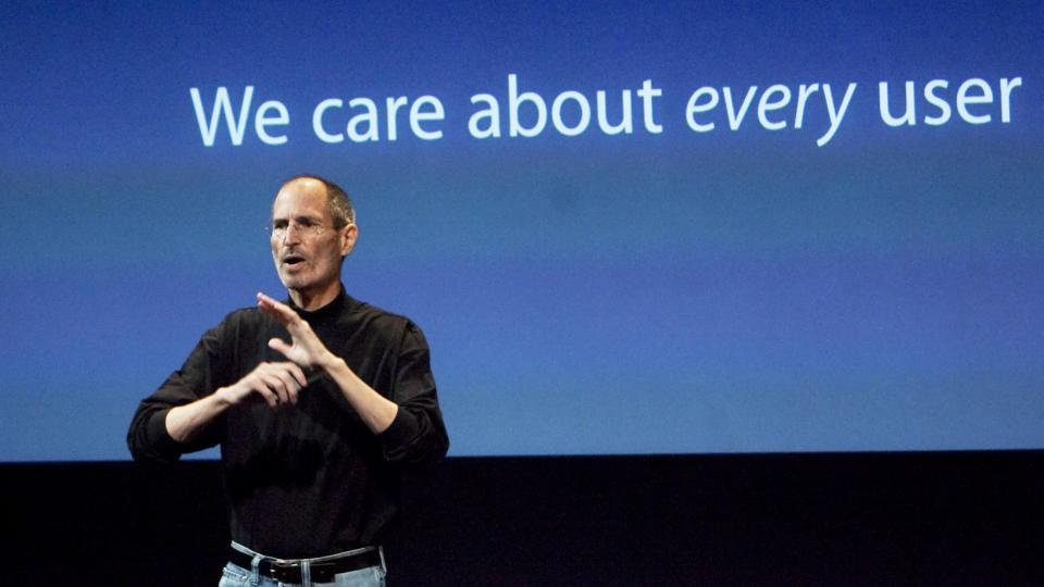 PROBLEMER:  Flere brukere har hatt problemer med signalet n�r du har brukt sin iPhone 4. N� deler Apple ut gratis hylster. Foto: Scanpix