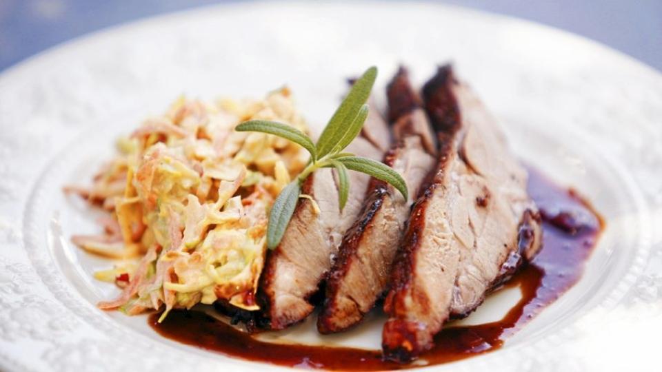 SVINENAKKE: Noe av det beste kj�ttet � legge p� grillen Foto: Fredrik Naumann