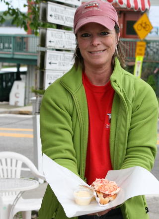 FAMILIEDREVET: Debbie Cronk har med seg nieser og nevøer på laget når Red?s Eats serverer sine
berømte lobsterrolls. — Jeg er stolt av det vi selger. Det er utrolig å se køen av mennesker som
venter på maten vår, sier Debbie. Foto: Tone Vassbø / Dagbladet FAMILIEDREVET: Debbie Cronk har med seg nieser og nevøer på laget når Red?s Eats serverer sine
berømte lobsterrolls. — Jeg er stolt av det vi selger. Det er utrolig å se køen av mennesker som
venter på maten vår, sier Debbie. Foto: Tone Vassbø / Dagbladet