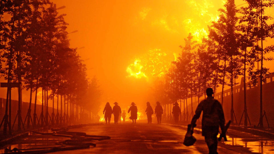 INFERNO: 2000 brannmenn arbeidet med � slukke brannen. Foto: Reuters