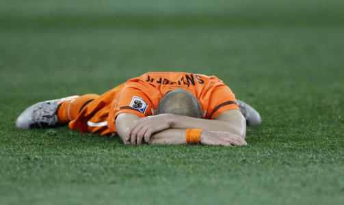 UTR�STELIG: Wesley Sneijder l� igjen p� gresset etter at Nederland tapte 0-1 mot Spania i VM-finalen. Foto: Thomas Coex/AFP/Scanpix