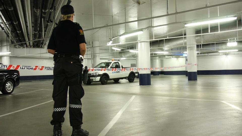 AVSPERRET: En politivakt passer �stedet i parkeringshuset i Oslo sentrum.  Foto: Svein Gustav Wilhelmsen