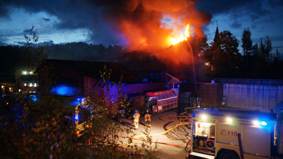STORBRANN: Et n�ringsbygg p� �ros i R�yken kommune, hvor blant annet en Rimi-butikk og tannlege holdt hus fikk store skader etter en brann i natt. Foto: Jonny Olsen