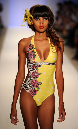 BADEDRAKTER: Sterke farger, tatoveringstrykk og fj�r i h�ret fra Ed Hardy. Foto: STELLA PICTURES