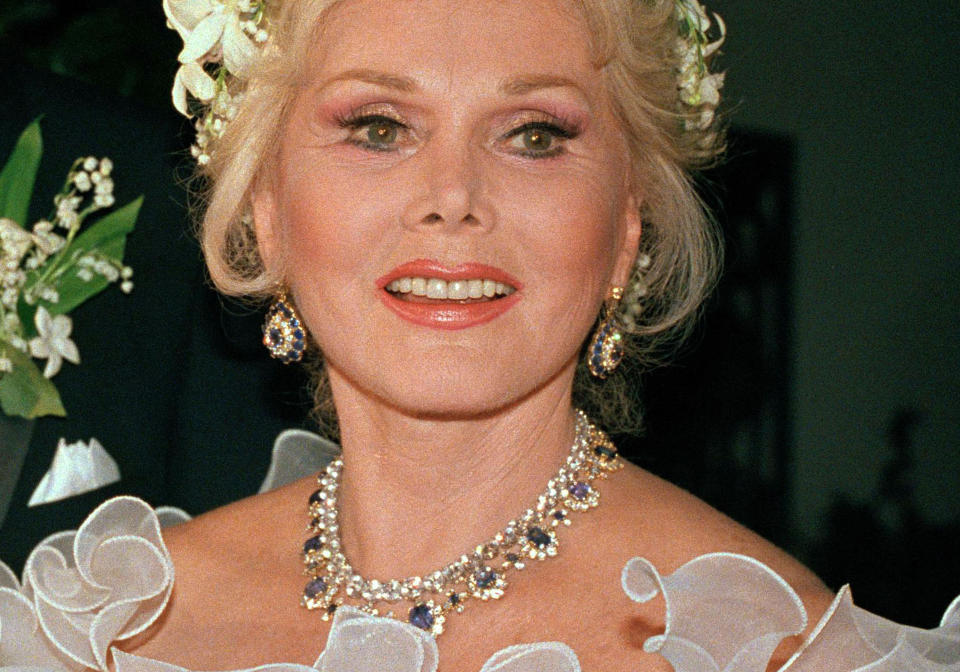 BRAKK HOFTA: 93 �r gamle Zsa Zsa Gabor falt ut av senga i sitt eget hjem i Bel Air i Los Angeles da hun s� p� kunnskapsprogrammet �Jeopardy!� p� TV l�rdag kveld. Dette bildet er fra 1983. Foto: SCANPIX