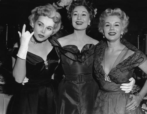 BER�MTE S�STRE: Gabor-s�strene p� et cocktailparty i Las Vegas i 1955. Fra venstre: Zsa Zsa, Magda og Eva Gabor. Foto: SCANPIX