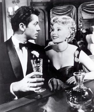 GLAMOR�S SKUESPILLER: Skuespiller Zsa Zsa Gabor var blant annet med i filmen �The story of three loves� fra 1953. Her i en scene med skuespiller Farley Granger. Foto: SCANPIX