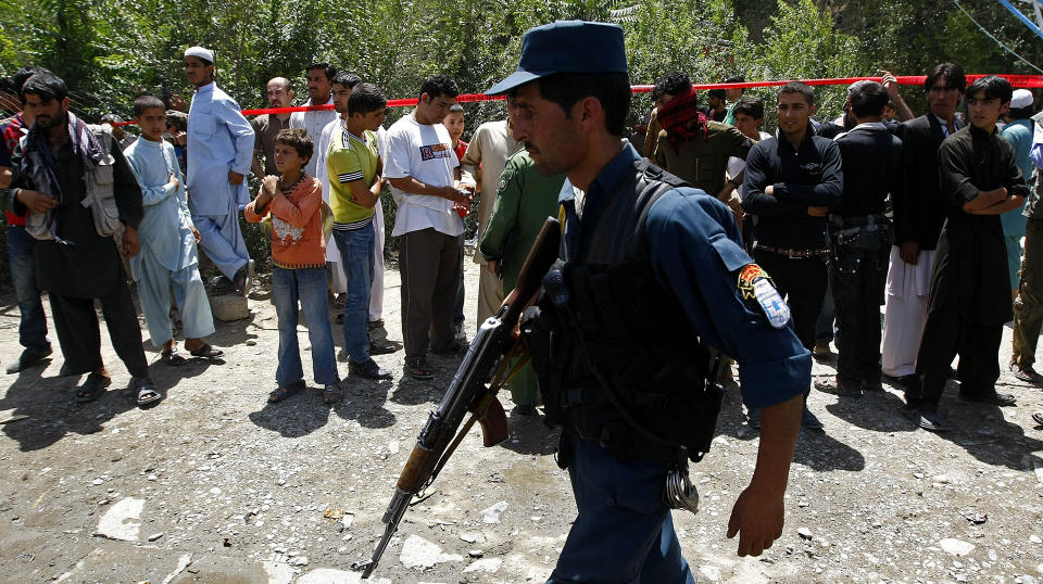 TRE DREPT: Politiet holder vakt p� stedet der en selvmordsbombe tok livet av minst tre personer i Kabul s�ndag. Tirsdag skal det holdes en stor internasjonal konferanse i byen. Utenriksminister Jonas Gahr St�re (Ap) skal delta p� konferansen. Foto: REUTERS / Omar Sobhani / SCANPIX