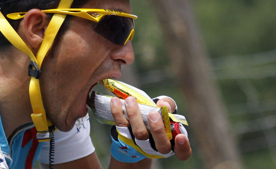 TRENGER MER ENERGI?: Alberto Contador pr�vde to ganger, men resignerte da han inns� at Andy Schleck ikke kom til � gi ham en meter. Foto:  AFP PHOTO / JOEL SAGET