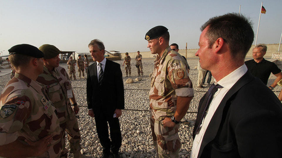 I AFGHANISTAN: Utenriksminister Jonas Gahr St�re den norske soldaten som ble s�ret i Afghanistan i g�r. FOTO: FORSVARET/MORTEN S. HOPPERSTAD