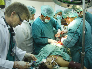 En 17 �r gammel gutt i Gaza f�r amputert begge bena og en arm. Foto:  NORWAC 2009