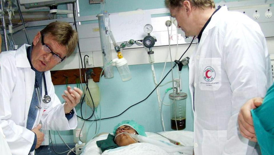 Legene Mads Gilbert og Erik Fosse mottok s�ndag Vesleblakkenprisen 2010 for sin store medmenneskelig innsats i katastrofeomr�der. Her jobber de to i Gaza i 2008.   Foto: Hamada Hamada
