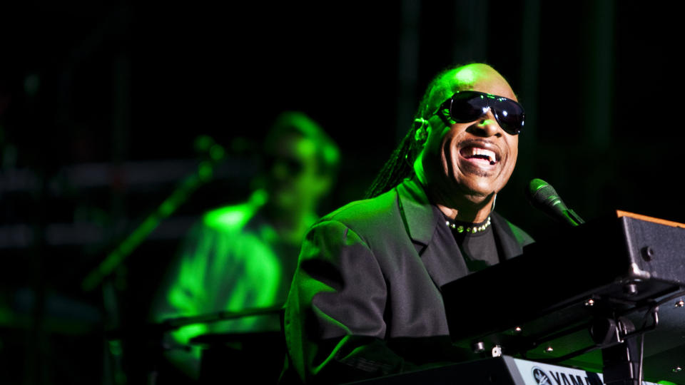 EVIGUNG SOULFAR: Stevie Wonder fylte 60 år i vår, men synger fremdeles med hjertet utenpå dressjakken. Foto: Eivind Senneset.