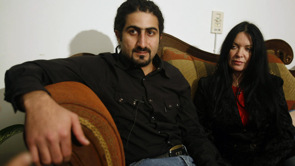 KOMMER MED B�NN: Omar bin Laden, her med kona Zaina al Sabah-Bin Laden, ber om at slektningene hans, som holdes i Iran, kan f� et nytt sted � bo. Foto: REUTERS/Asmaa Waguih/Scanpix