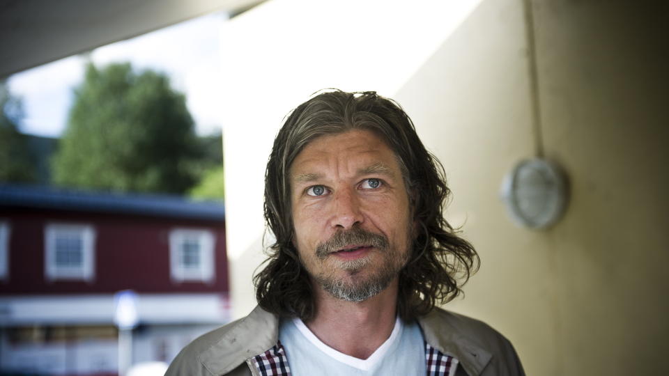 SELGER LOKALT: B�de i Kristiansand og i Arendal, begge Karl Ove Knausg�rds gamle hjemtrakter, selger forfatteren dr�ssevis med b�ker. Foto: H�kon Eikesdal