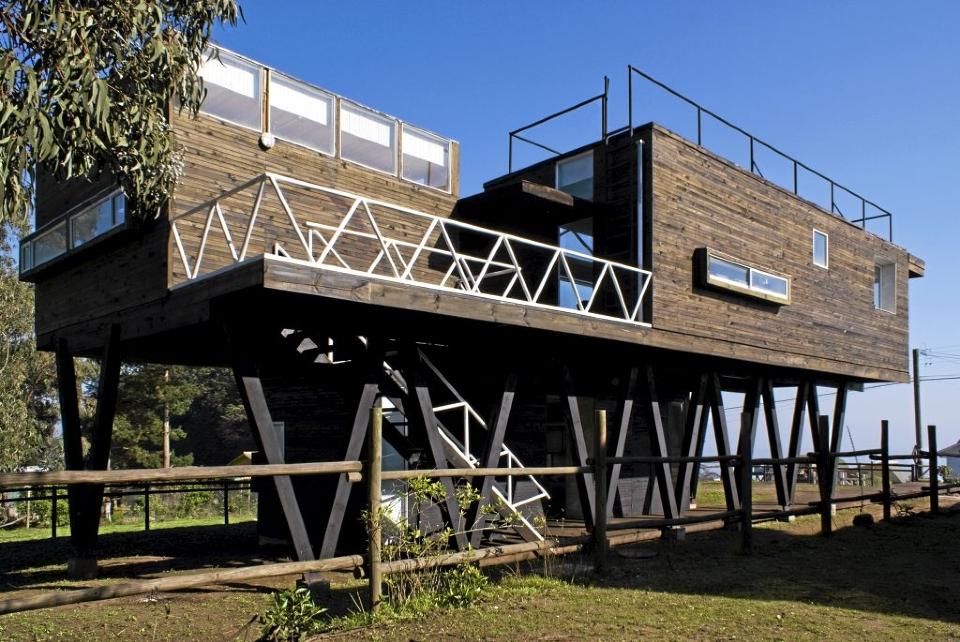 PANORAMA: Beach House ligger p� p�ler h�yt hevet over stranda i Chile.  FOTO: Felipe Camus