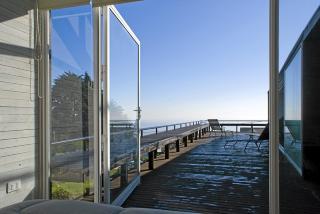 DUSE OVERGANGER: Arkitektene har satset p� � duse ut overgangene mellom ute- og innerom i dette strandhuset. FOTO: Felipe Camus