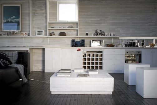 STILRENT: Interi�ret er dempet og lar beboerne fokusere p� omgivelsene utenfor de store skyved�rene i glass, som ligger midt imot kj�kkendelen. FOTO: Felipe Camus