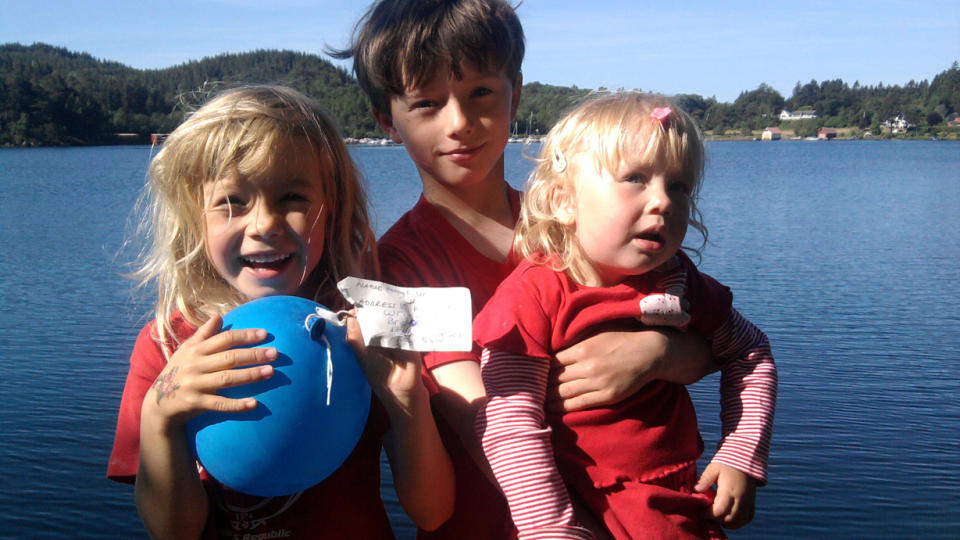 BALLONGPOST:  P� hytta i Farsund fikk Sonja (6), �yvind (8) og Cecilie (2) ballongpost fra Beccy (10). Ballongposten er sendt fra Wrigton i England.