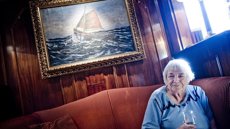 RETT HYLLE: Det tok tid f�r Margit Sandemo fant ut hva hun var best til. Hun hadde blant annet v�rt billedkunstner, da hun som 40-�ring oppdaget at hun kunne skrive. Dermed kom fortellingene som et ras. Den produktive forfatteren n�yer seg imidlertid med �n bok om sitt liv. Foto: Thomas Rasmus Skaug / DAGBLADET