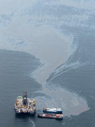 KREVER INFORMASJON: Amerikanske myndigheter har bedt det britiske oljeselskapet BP om � informere om det som skal v�re et mulig nytt oljeutslipp i n�rheten av de eksisterende utslippet i Mexicogolfen. Foto: AP Photo/Dave Martin/SCANPIX