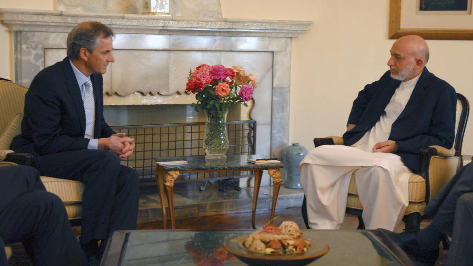  EN HALV TIME:  Utenriksminister Jonas Gahr St�re hadde en halv times m�te med president Hamid Karzai i presidentpalasset i Kabul i dag. Foto: STEINAR SCHJETNE/SCANPIX