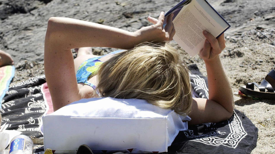 HUSK BOKA: Det er trendy � ferierer hjemme. Muligens. Hvis du likevel m� ut av landet, kan du ta med deg antireiselitteratur. Det er ogs� litt trendy. Kanskje. Foto: Thomas Bj�rnflaten / SCANPIX