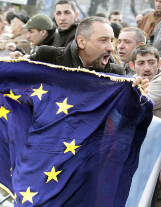 MENTE KRIMINALITET VAR GENETISK: Romfolk protesterte i Romania etter at landets utenriksminister Teodor Baconschi i et m�te sa at kriminalitet m�tte v�re noe genetisk hos dem. Foto: AP/Vadim Ghirda