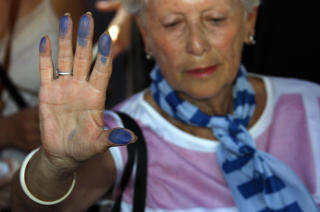 ITALIA: Holocaust-overlevende Pupa Garribba protesterte p� at myndighetene planla � telle romfolket og ta fingeravtrykk av dem. Foto: REUTERS/Alessandro Bianchi