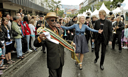 SE, DER DANSER: �pningsparade p� Moldejazz. Fra v. Grand Marshal  Lionel Batiste, kulturminister Anniken Huitfeldt og leder av jazzfestivalen,  Jan Ole Otn�s. Og bakom swinger Jazzlogen. Foto: Lars Eivind Bones/Dagbladet