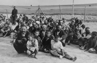 HOLOCAUST: Romafolk etter ankomst i den nazistiske d�dsleiren Belzec. Folkemordet p� romaene kalles Porajmos. Sv�rt f� har f�tt erstatninger, i motsetning til familiene til de j�diske ofrene, det har ogs� v�rt en del motstand mot � anerkjenne folkemordet p� sig�ynerne. Foto: WIKIMEDIA